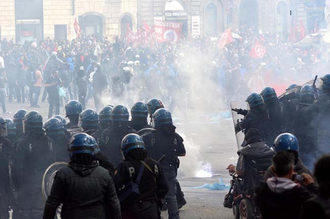 Agente calpesta una ragazza a terra. Foto e video degli scontri a Roma Agente calpesta una ragazza a terra. Foto e video degli scontri a Roma