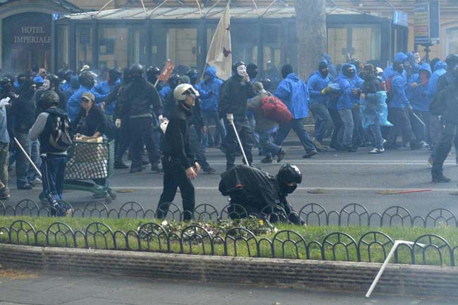 Agente calpesta una ragazza a terra. Foto e video degli scontri a Roma Agente calpesta una ragazza a terra. Foto e video degli scontri a Roma
