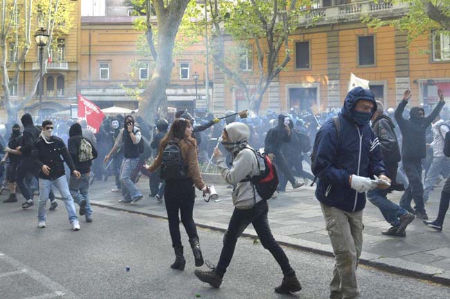 Agente calpesta una ragazza a terra. Foto e video degli scontri a Roma Agente calpesta una ragazza a terra. Foto e video degli scontri a Roma