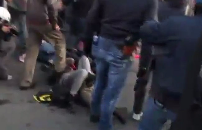 Agente calpesta una ragazza a terra. Foto e video degli scontri a Roma Agente calpesta una ragazza a terra. Foto e video degli scontri a Roma