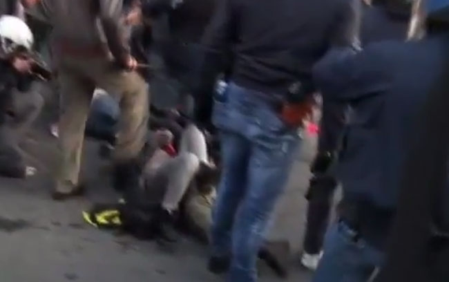 Agente calpesta una ragazza a terra. Foto e video degli scontri a Roma Agente calpesta una ragazza a terra. Foto e video degli scontri a Roma