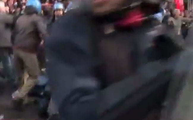 Agente calpesta una ragazza a terra. Foto e video degli scontri a Roma Agente calpesta una ragazza a terra. Foto e video degli scontri a Roma