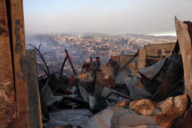 Cile, incendio a Valparaiso. Le immagini dell’apocalisse Cile, incendio a Valparaiso. Le immagini dell’apocalisse