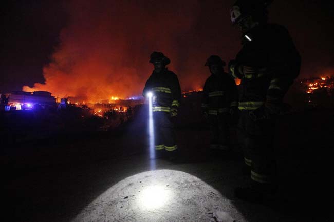 Cile, incendio a Valparaiso. Le immagini dell’apocalisse Cile, incendio a Valparaiso. Le immagini dell’apocalisse