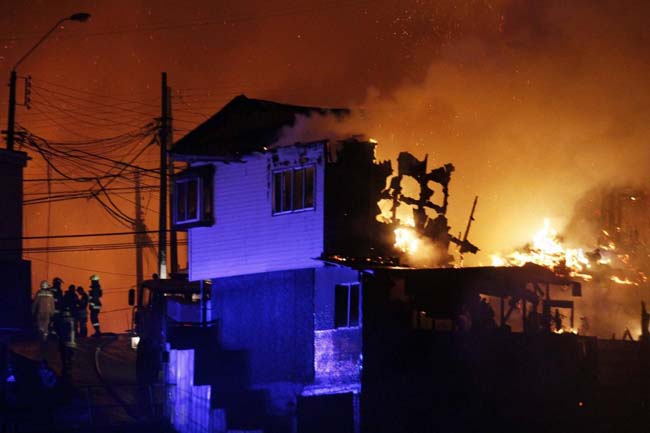 Cile, incendio a Valparaiso. Le immagini dell’apocalisse Cile, incendio a Valparaiso. Le immagini dell’apocalisse