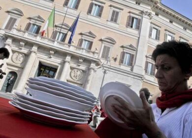 Moglie vuole separarsi. Il marito la uccide con una martellata