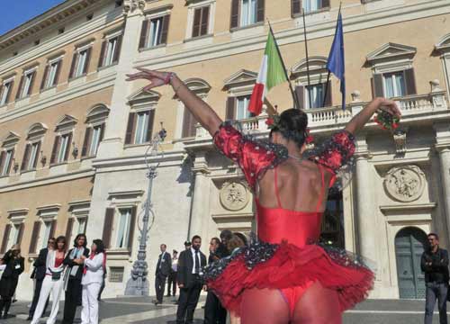 Moglie vuole separarsi. Il marito la uccide con una martellata Moglie vuole separarsi. Il marito la uccide con una martellata