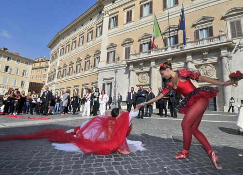 Moglie vuole separarsi. Il marito la uccide con una martellata Moglie vuole separarsi. Il marito la uccide con una martellata
