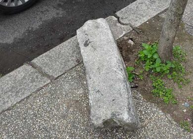 Cade e si devasta il volto: 40 punti. Marciapiede staccato: “Ecce Roma”
