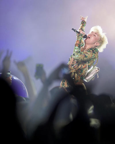 Miley Cyrus non sa più che inventarsi: seminuda su Instagram