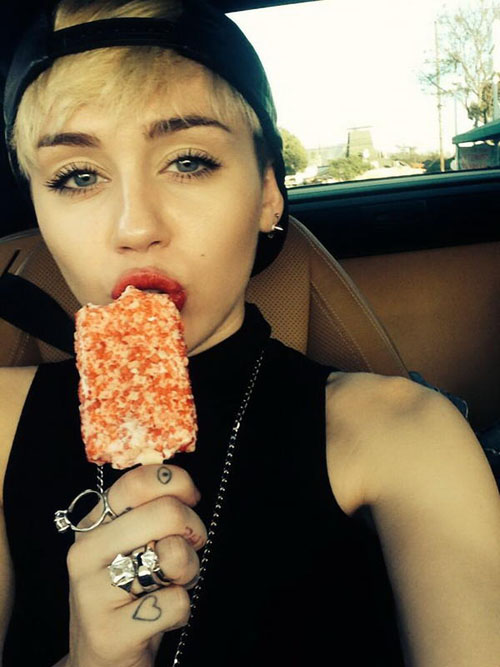 Miley Cyrus non sa più che inventarsi: seminuda su Instagram