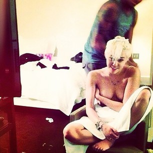 Miley Cyrus non sa più che inventarsi: seminuda su Instagram