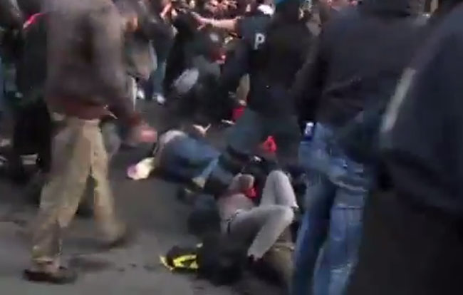 Giovane calpestata, si fa vivo l’agente. La sequenza delle foto choc Giovane calpestata, si fa vivo l’agente. La sequenza delle foto choc