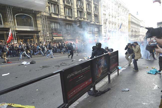 Giovane calpestata, si fa vivo l’agente. La sequenza delle foto choc Giovane calpestata, si fa vivo l’agente. La sequenza delle foto choc