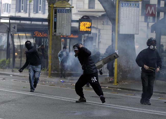 Giovane calpestata, si fa vivo l’agente. La sequenza delle foto choc Giovane calpestata, si fa vivo l’agente. La sequenza delle foto choc