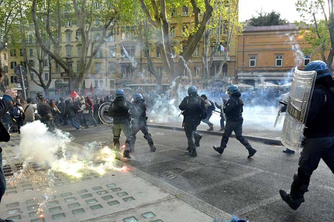 Giovane calpestata, si fa vivo l’agente. La sequenza delle foto choc Giovane calpestata, si fa vivo l’agente. La sequenza delle foto choc