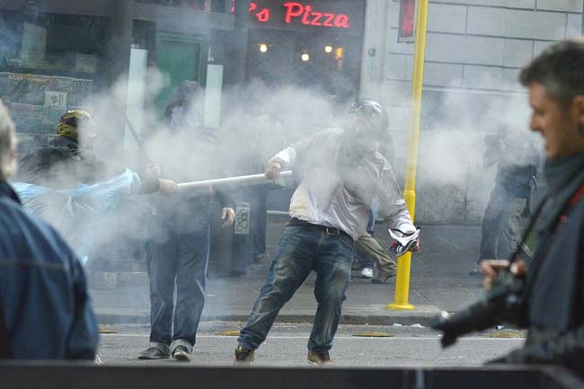 Giovane calpestata, si fa vivo l’agente. La sequenza delle foto choc Giovane calpestata, si fa vivo l’agente. La sequenza delle foto choc