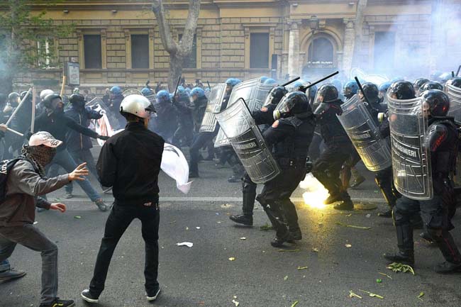Giovane calpestata, si fa vivo l’agente. La sequenza delle foto choc Giovane calpestata, si fa vivo l’agente. La sequenza delle foto choc