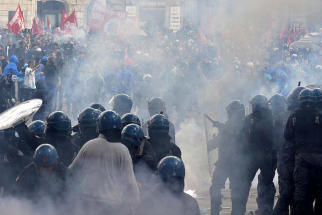 Giovane calpestata, si fa vivo l’agente. La sequenza delle foto choc Giovane calpestata, si fa vivo l’agente. La sequenza delle foto choc