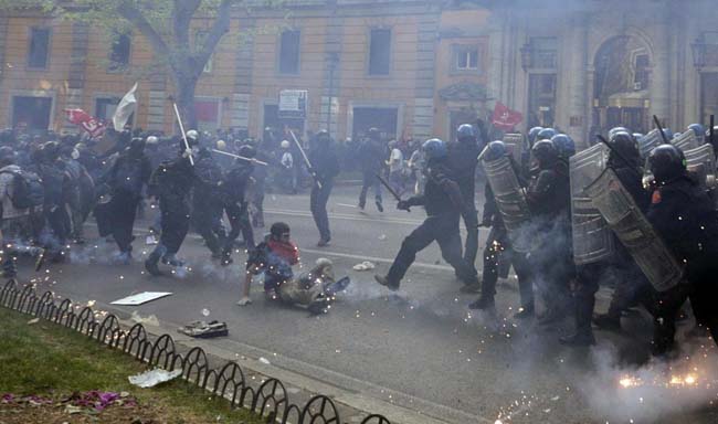 Giovane calpestata, si fa vivo l’agente. La sequenza delle foto choc Giovane calpestata, si fa vivo l’agente. La sequenza delle foto choc