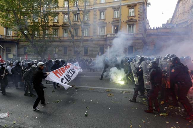 Giovane calpestata, si fa vivo l’agente. La sequenza delle foto choc Giovane calpestata, si fa vivo l’agente. La sequenza delle foto choc