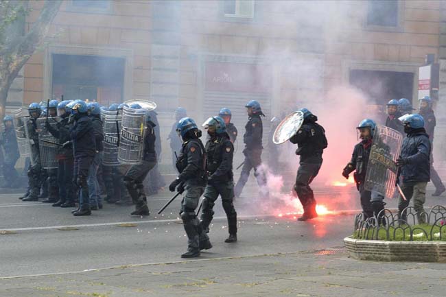 Giovane calpestata, si fa vivo l’agente. La sequenza delle foto choc Giovane calpestata, si fa vivo l’agente. La sequenza delle foto choc