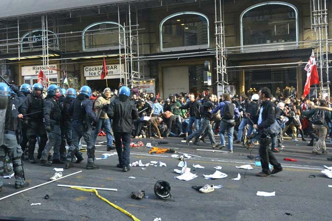 Giovane calpestata, si fa vivo l’agente. La sequenza delle foto choc Giovane calpestata, si fa vivo l’agente. La sequenza delle foto choc