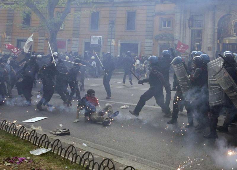 Giovane calpestata, si fa vivo l’agente. La sequenza delle foto choc Giovane calpestata, si fa vivo l’agente. La sequenza delle foto choc