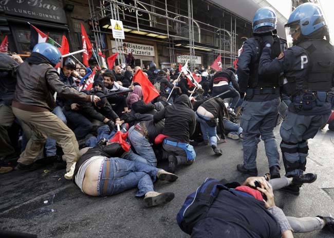 Giovane calpestata, si fa vivo l’agente. La sequenza delle foto choc Giovane calpestata, si fa vivo l’agente. La sequenza delle foto choc