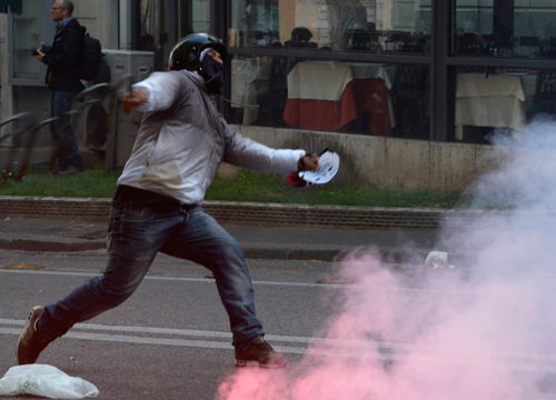Giovane calpestata, si fa vivo l’agente. La sequenza delle foto choc Giovane calpestata, si fa vivo l’agente. La sequenza delle foto choc