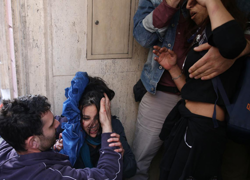 Giovane calpestata, si fa vivo l’agente. La sequenza delle foto choc Giovane calpestata, si fa vivo l’agente. La sequenza delle foto choc