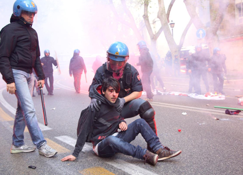 Giovane calpestata, si fa vivo l’agente. La sequenza delle foto choc Giovane calpestata, si fa vivo l’agente. La sequenza delle foto choc