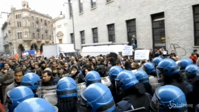 Giovane calpestata, si fa vivo l’agente. La sequenza delle foto choc Giovane calpestata, si fa vivo l’agente. La sequenza delle foto choc