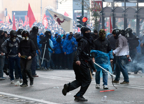 Calpestò manifestante. Poliziotto indagato