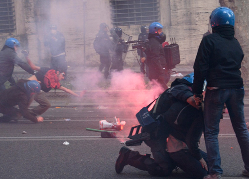 Calpestò manifestante. Poliziotto indagato