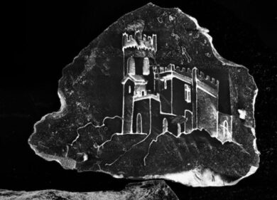 Un castello di sabbia inciso su un granello: l’arte è al microscopio