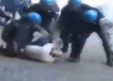 Manganellate in testa a un ragazzo. Scontri a Roma, un nuovo video