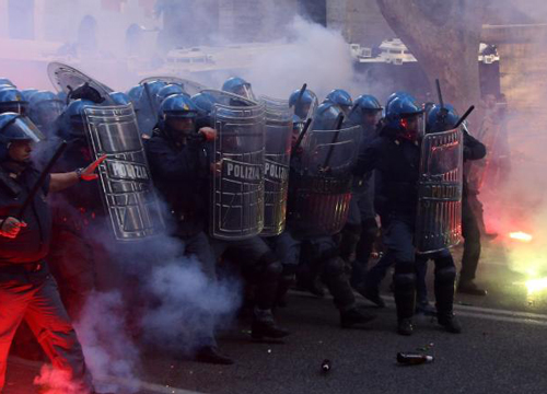 Manganellate in testa a un ragazzo. Scontri a Roma, un nuovo video