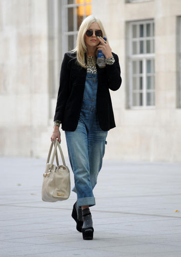 Tendenze/ Tramonta il mito dei jeans. I giovani preferiscono la tuta Tendenze/ Tramonta il mito dei jeans. I giovani preferiscono la tuta