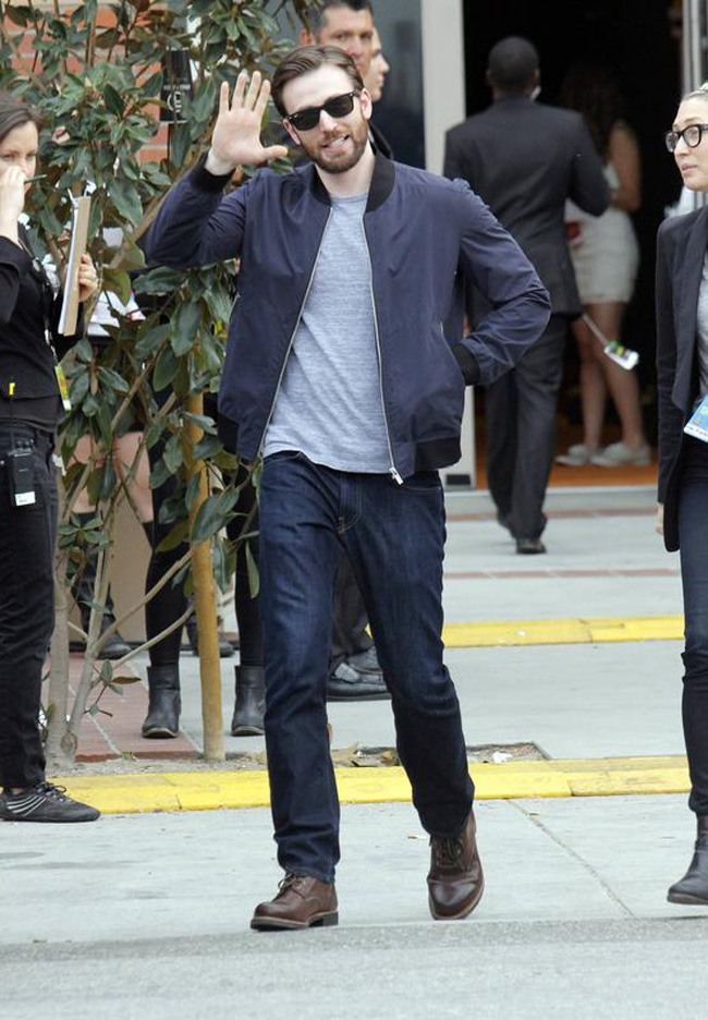 Tendenze/ Tramonta il mito dei jeans. I giovani preferiscono la tuta Tendenze/ Tramonta il mito dei jeans. I giovani preferiscono la tuta