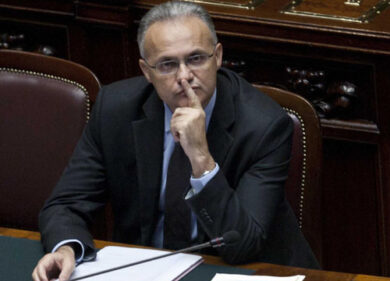 “Inspiegabile l’assenza di Mauro”. Europee, è lite tra ciellini