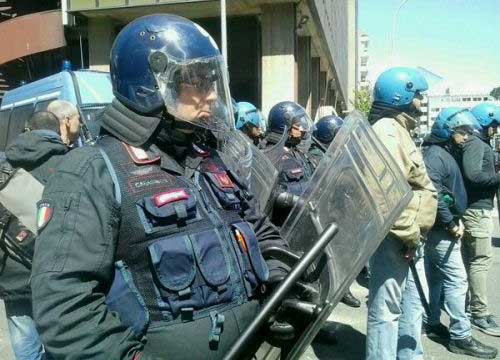 “Stop saccheggi o chiudiamo il Centro”. Cortei e violenze, ultimatum del Viminale