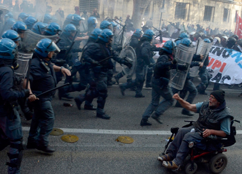 “Stop saccheggi o chiudiamo il Centro”. Cortei e violenze, ultimatum del Viminale