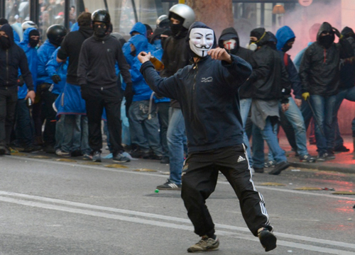 “Stop saccheggi o chiudiamo il Centro”. Cortei e violenze, ultimatum del Viminale