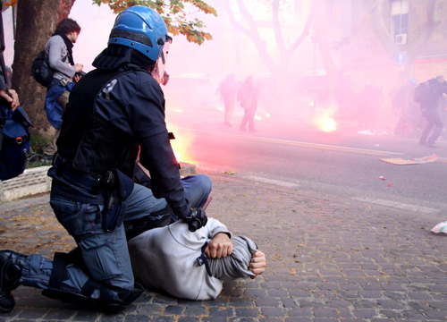 “Stop saccheggi o chiudiamo il Centro”. Cortei e violenze, ultimatum del Viminale