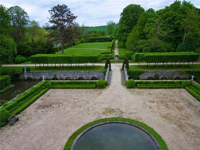 Francia, il caro-case frena la ripresa. E la Deneuve vende il suo castello da 4 mln Francia, il caro-case frena la ripresa. E la Deneuve vende il suo castello da 4 mln