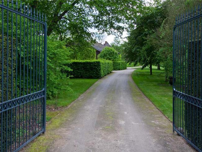 Francia, il caro-case frena la ripresa. E la Deneuve vende il suo castello da 4 mln Francia, il caro-case frena la ripresa. E la Deneuve vende il suo castello da 4 mln