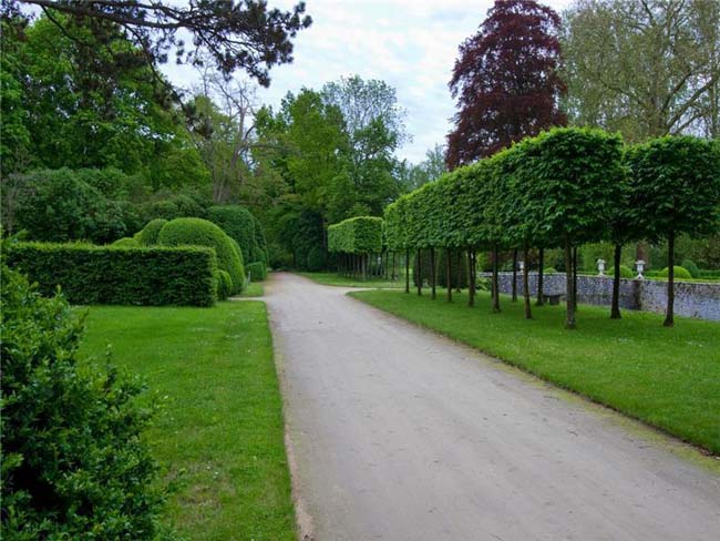 Francia, il caro-case frena la ripresa. E la Deneuve vende il suo castello da 4 mln Francia, il caro-case frena la ripresa. E la Deneuve vende il suo castello da 4 mln