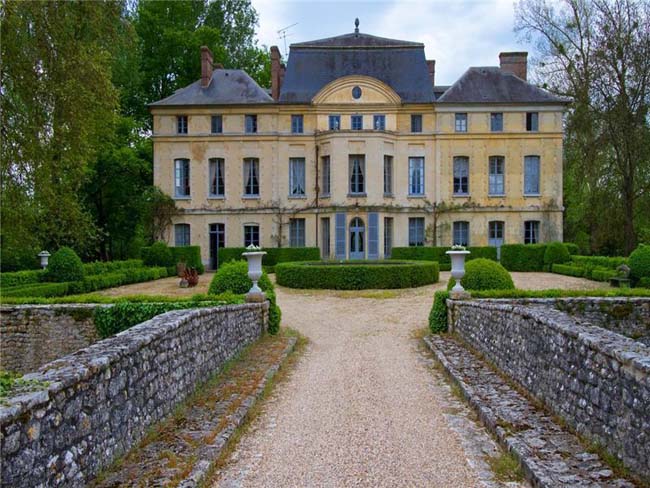 Francia, il caro-case frena la ripresa. E la Deneuve vende il suo castello da 4 mln Francia, il caro-case frena la ripresa. E la Deneuve vende il suo castello da 4 mln