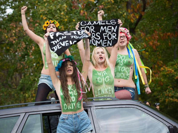 Europee, le Femen contro Marine Le Pen: “Una epidemia fascista” Europee, le Femen contro Marine Le Pen: “Una epidemia fascista”